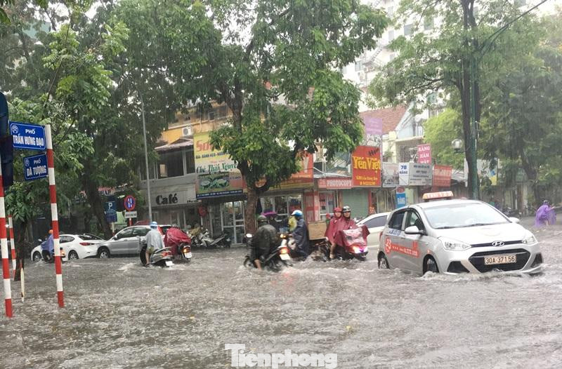 Công trường nhà ga S12 cũng được Cty Thoát nước xác định là một trong những nguyễn nhân chính khiến đường Trần Hưng Đạo và các nút giao với Dã Tượng, Phan Bội Chậu thường xuyên ngập sâu khi mưa lớn.