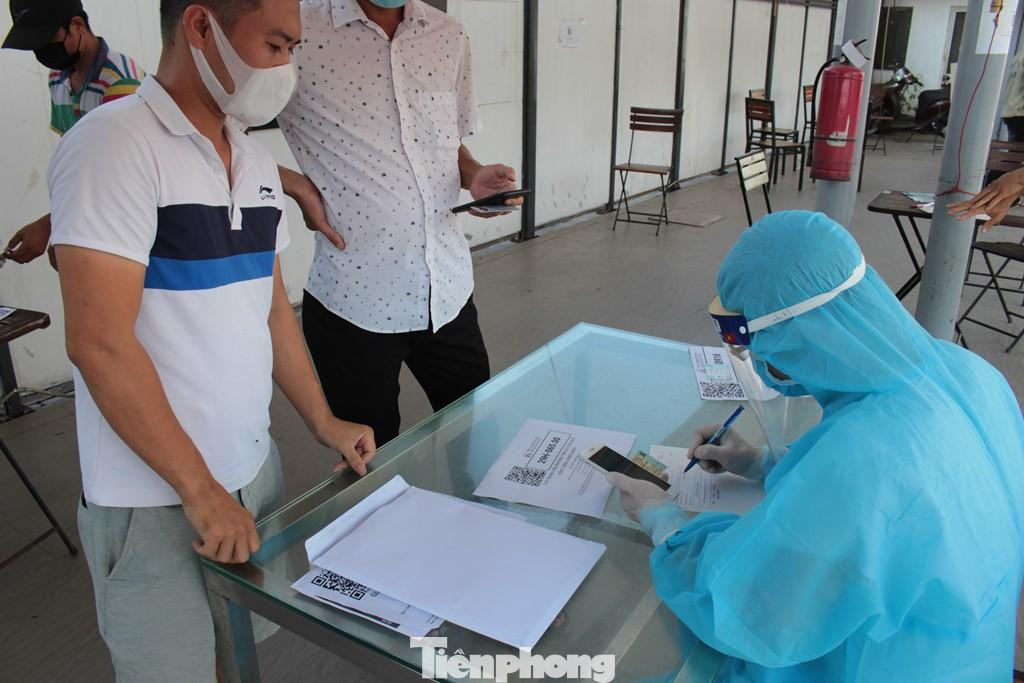 Với lái xe chở hàng, ngoài giấy tờ tùy thân, còn phải trình thẻ luồng xanh bản phô tô để y tế kiểm tra.