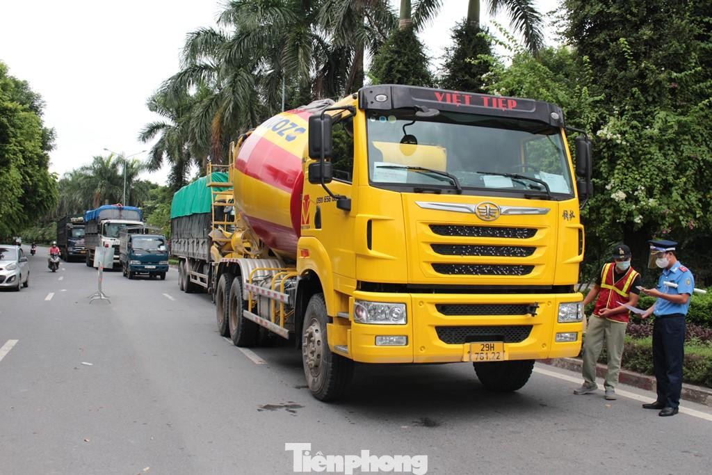 Cũng tình trạng xe công trường ra đường ở chốt trực hướng khu đô thị Ecopark (Hưng Yên) vào Hà Nội trong mấy ngày qua, sau khi được TV Tiền Phong đề nghị, tổ công tác liên ngành ở đây đã tiến hành kiểm tra. Qua kiểm tra đã phát hiện, tuy có giấy luồng xanh nhưng hầu hết không hợp lệ, quét mã QR code không ra thông tin.