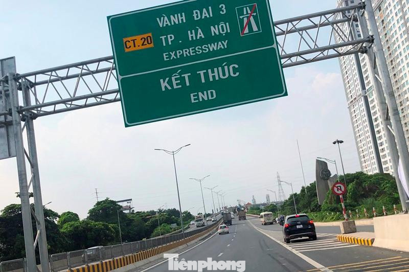 Do đường đi vòng lại xa, nhiều chủ phượng tiện khi đến đầu cầu Thăng Long phía nội thành đã quay đầu ngay giữa đường dẫn lên cầu, một số chủ phương tiện khác lại dừng lại để quan sát thời gian lâu... Việc này vừa vi phạm giao thông vừa gây nguy hiểm cho phương tiện khác.