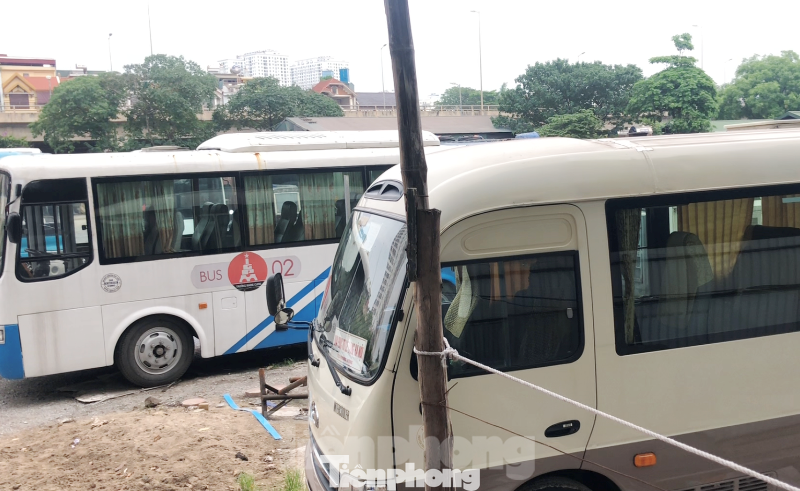 Ngoài ô tô con, bãi xe Hùng Hậu còn có xe buýt, xe khách hợp đồng.