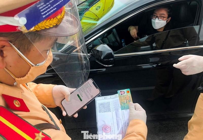 Mẫu giấy đi đường mới có mã quét QRcode đã được nhiều người dân sử dụng để đi lại trong sáng nay.