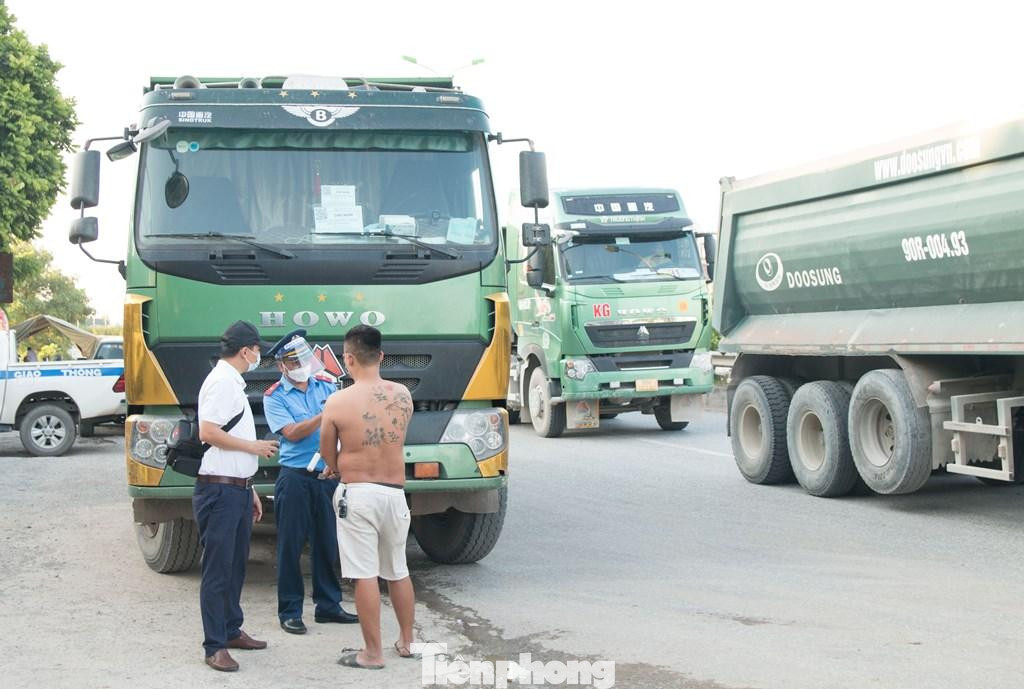 Hiện tại các chốt cửa ngõ như Pháp Vân - Cầu Giẽ (Thanh Trì), Cầu Giẽ - QL1 (Phú Xuyên), đường từ khu vực Văn Giang về trung tâm Hà Nội (Gia Lâm), QL6 - QL21 (Xuân Mai, Chương Mỹ)… đang là những chốt có lượng xe tải công trường loại hổ vồ hoạt động nhiều nhất. Hiện tại các chốt cửa ngõ như Pháp Vân - Cầu Giẽ (Thanh Trì), Cầu Giẽ - QL1 (Phú Xuyên), đường từ khu vực Văn Giang về trung tâm Hà Nội (Gia Lâm), QL6 - QL21 (Xuân Mai, Chương Mỹ)… đang là những chốt có lượng xe tải công trường loại hổ vồ hoạt động nhiều nhất.