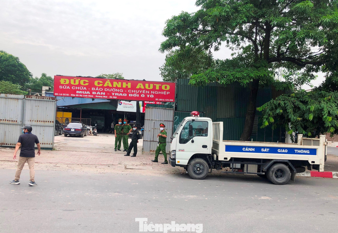 Tại bãi xe Đức Cảnh, tổ công tác cũng phát hiện, tuy trưng biển sửa chữa, bảo dưỡng xe nhưng trong có hoạt động trông giữ xe với rất nhiều ô tô con đỗ tại dây.