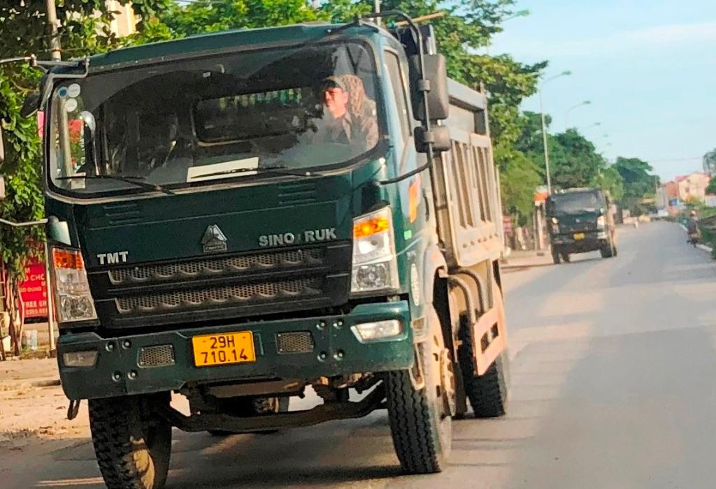 Sau khi có sự việc chốt trực liên ngành (CSGT - CSTT - Thanh tra giao thông) để xe hổ vồ không phép đi qua chốt được bạn đọc phản ánh và báo Tiền Phong đã đăng bài, trong 2 ngày qua, ghi nhận trên tuyến QL1A đoạn qua thị trấn Phú Xuyên (đường đô thị) và qua toàn bộ địa bàn huyện Phú Xuyên chúng tôi ghi nhận được, xe hồ vồ hoạt động tại đây vẫn rất nhộn nhịp, thậm chí các xe chạy thành hàng.