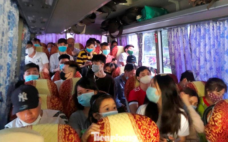 Xe có 29 chỗ nhưng tại thời điểm kiểm tra xe khách đã chở 40 hành khách, trong đó có cả trẻ em.