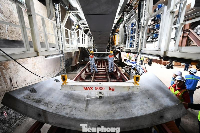 Do hoạt động theo nguyên lý đa năng, "cuốn chiếu" nên máy khoan đào đến đâu, các bộ phận khác của máy sẽ vận chuyển nguyên liệu, thiết bị trong đó vỏ hầm (được đúc sẵn) lăp ráp, khớp nối luôn để tạo đường hầm hoàn chỉnh.