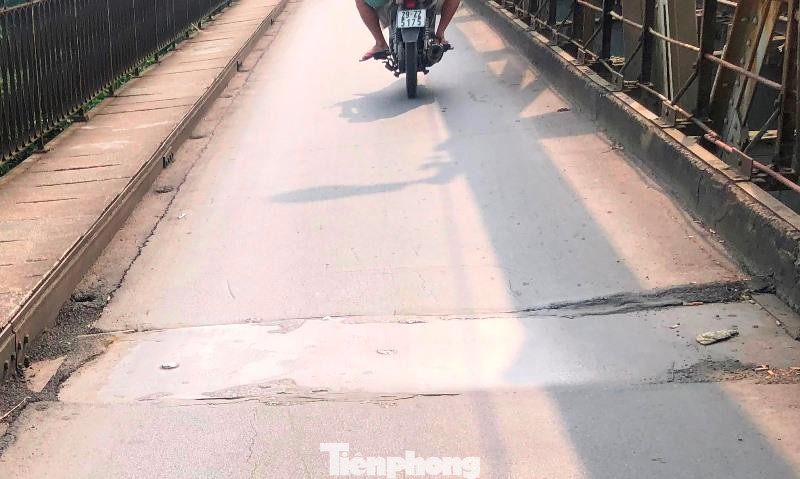 Sau nhiều lần gia cố, hàn và nhưng cùng với đường tàu, hệ thống đảm bảo an toàn gao thông ở đường giao thông 2 bên cánh gà cũng gãy đỗ, sụt lún chưa được khắc phục.