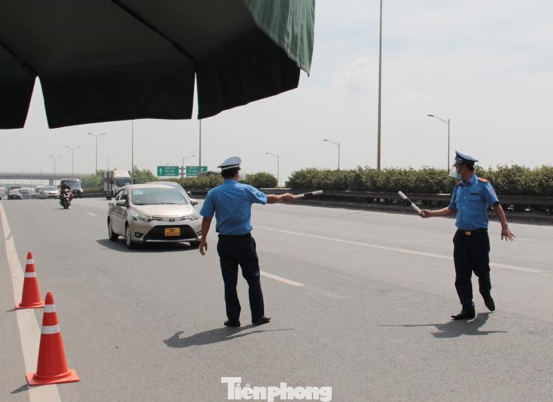 Để kiểm soát xe chở khách liên tỉnh đi vào trung tâm thành phố trong việc phòng chống dịch và thực hiện các quy định về hoạt động kinh doanh vận tải, từ ngày 15/5, Thanh tra giao thông (TTGT) Sở GTVT Hà Nội đã phối hơp với các đơn vị có liên quan lập 9 chốt kiểm tra, kiểm soát tại các cửa ngõ, trục đường chính ra vào trung tâm thành phố. Để kiểm soát xe chở khách liên tỉnh đi vào trung tâm thành phố trong việc phòng chống dịch và thực hiện các quy định về hoạt động kinh doanh vận tải, từ ngày 15/5, Thanh tra giao thông (TTGT) Sở GTVT Hà Nội đã phối hơp với các đơn vị có liên quan lập 9 chốt kiểm tra, kiểm soát tại các cửa ngõ, trục đường chính ra vào trung tâm thành phố.