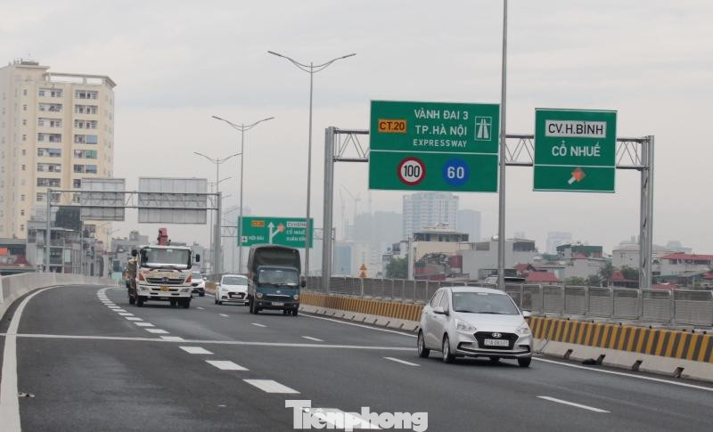 Do lưu lượng đi lại trên đường trên cao Vành đai 3 đoạn Mai Dịch - cầu Thăng Long đông nên việc cấm đường tại đây đã gây ùn tắc cho các tuyến đường bên đưới. Đến sáng nay, chỉ mới 2 ngày thực hiện phương án trên, lực lượng chức năng và hàng rào phân luồng đã được di chuyển, phương tiện lưu thông bình thường.