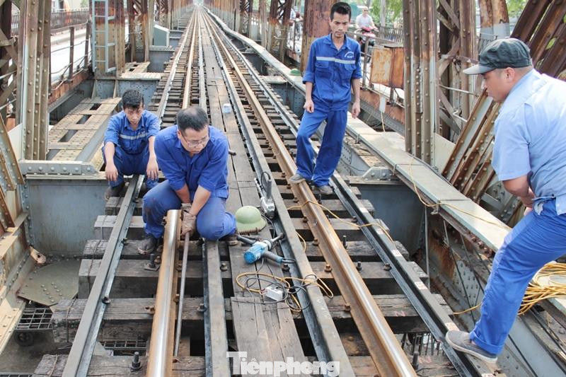 Từ thực tế nắm bắt hiện trường và kết hợp với các tin báo của công nhân đi tuần, công nhân kỹ thuật của Cty quản lý sẽ đến sửa chữa, khắc phục.