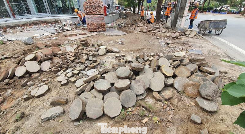 Tuy nhiên, vừa qua ngoài hàng trăm tuyến phố được thành phố Hà Nội cho bóc gạch block để lát đá, nhiều tuyến phố khác (không thuộc danh sách trên) cũng được người dân, đơn vị kinh doanh tự ý bóc gách lên để lát đá hoặc loại gạch theo sở thích riêng. Ảnh chụp trên vỉa hè đường Trần Thủ Độ (Hoàng Mai), đoạn đi qua dự án tòa nhà Dịch vụ thương mại, siêu thị và vui chơi giải trí ngày 25/3. Tuy nhiên, vừa qua ngoài hàng trăm tuyến phố được thành phố Hà Nội cho bóc gạch block để lát đá, nhiều tuyến phố khác (không thuộc danh sách trên) cũng được người dân, đơn vị kinh doanh tự ý bóc gách lên để lát đá hoặc loại gạch theo sở thích riêng. Ảnh chụp trên vỉa hè đường Trần Thủ Độ (Hoàng Mai), đoạn đi qua dự án tòa nhà Dịch vụ thương mại, siêu thị và vui chơi giải trí ngày 25/3.