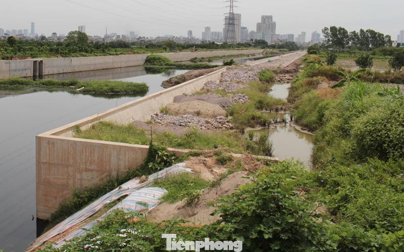 Tìm hiểu nguyên nhân PV Tiền Phong được biết, là do dự án có 5,7 km kênh dẫn nước từ sông Nhuệ ra trạm bơm để bơm ra sông Đáy đã quá thời gian hoàn thành 3 năm, nhưng đến nay việc thi công vẫn ngổn ngang thế này. Tìm hiểu nguyên nhân PV Tiền Phong được biết, là do dự án có 5,7 km kênh dẫn nước từ sông Nhuệ ra trạm bơm để bơm ra sông Đáy đã quá thời gian hoàn thành 3 năm, nhưng đến nay việc thi công vẫn ngổn ngang thế này.