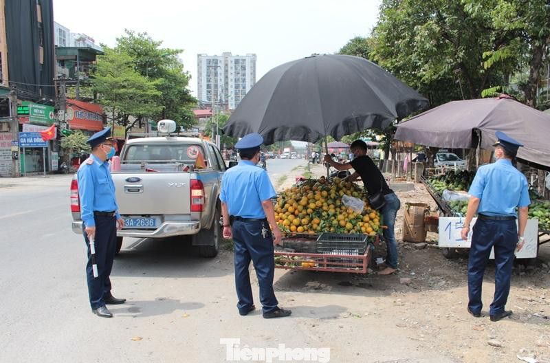Trước tình trạng lòng QL và hành lang an toàn bị lấn chiếm trong ngày 20/5, đại diện báo Tiền Phong đã đề nghị Đội Thanh tra giao thông (TTGT) Hà Đông, Sở GTVT Hà Nội kiểm tra, xử lý.