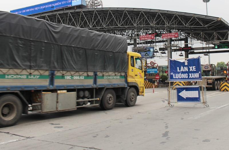 Thay vì đi lại thông thoáng như những ngày vừa qua, trưa và chiều nay chốt kiểm soát liên ngành ở trạm thu phí BOT Pháp Vân – Cầu Giẽ đã xảy ra ùn tắc kéo dài trên chiều đường hướng về nội thành Hà Nội.