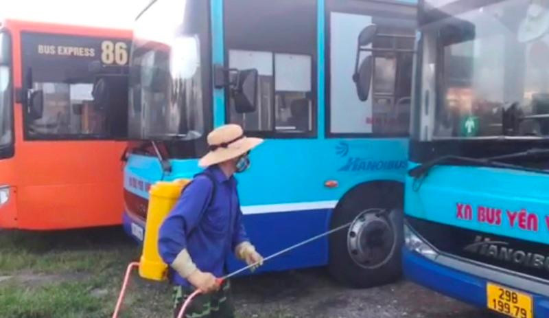 Thậm chí là cả bên ngoài thành xe, bánh xe