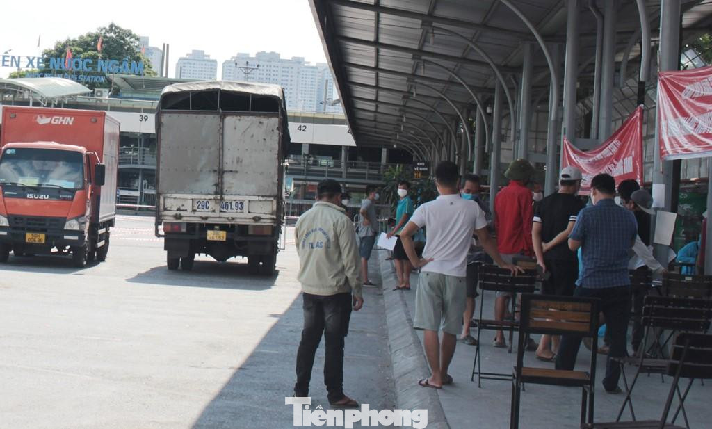 Theo đó, từ ngày 9/8 vừa qua, bến xe nước ngầm đã đồng ý cho liên ngành Hà Nội sử dụng bến xe trong thời gian giãn cách để đơn vị chức năng thực hiện test nhanh COVID-19 cho lái xe khu vực cửa ngõ phía Nam và người dân sống tại quận Hoàng Mai, Thanh Trì…