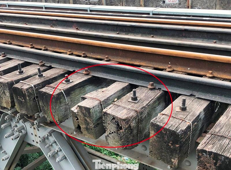 Tại vị trí ô 18, trụ cầu số 10 (vòng tròn), cầu Long Biên, thanh tà vẹt tại đây ngoài mục ruỗng còn không có cả 2 đinh ghim theo quy định, dẫn đến thanh tà vẹt nay đang thường xuyên bị xô lệch.