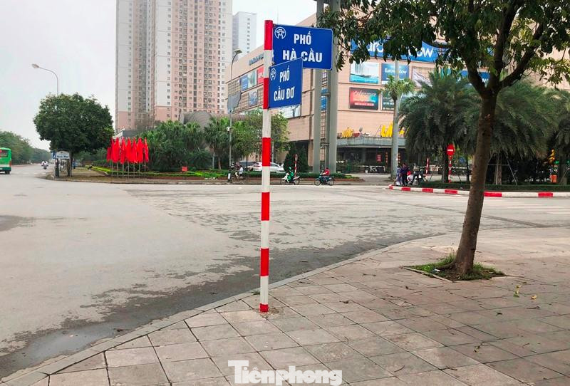 Tuyến phố Hà Cầu nằm ngay mặt tiền (cổng ra vào chính) Quận ủy - UBND quận Hà Đông, nhưng vỉa hè phía giáp quận ủy, UBND thì được lát đá, còn vỉa hè đối diện thì vẫn là nền gạch đã cũ. Tuyến phố Hà Cầu nằm ngay mặt tiền (cổng ra vào chính) Quận ủy - UBND quận Hà Đông, nhưng vỉa hè phía giáp quận ủy, UBND thì được lát đá, còn vỉa hè đối diện thì vẫn là nền gạch đã cũ.