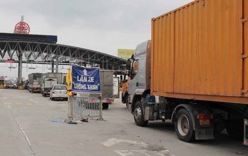 Ùn ứ tại chốt Pháp Vân - Cầu Giẽ ngày 16/9 khi lực lượng chức năng quét mã, kiểm soát xe tải chở hàng vào hướng nội thành Hà Nội.