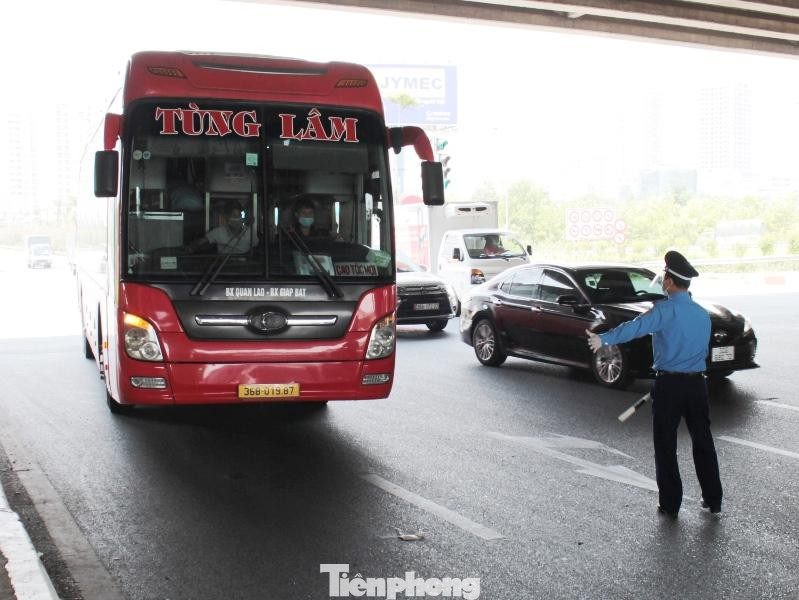 Chỉ trong khoảng 1 giờ, tại chốt cao tốc Pháp Vân - Cầu Giẽ - Vành đai 3, chốt trực tại đây do đội TTGT Hoàng Mai phụ trách đã dừng kiểm tra hơn 10 trường hợp xe chở khách từ các tỉnh phía Nam ra. Chỉ trong khoảng 1 giờ, tại chốt cao tốc Pháp Vân - Cầu Giẽ - Vành đai 3, chốt trực tại đây do đội TTGT Hoàng Mai phụ trách đã dừng kiểm tra hơn 10 trường hợp xe chở khách từ các tỉnh phía Nam ra.