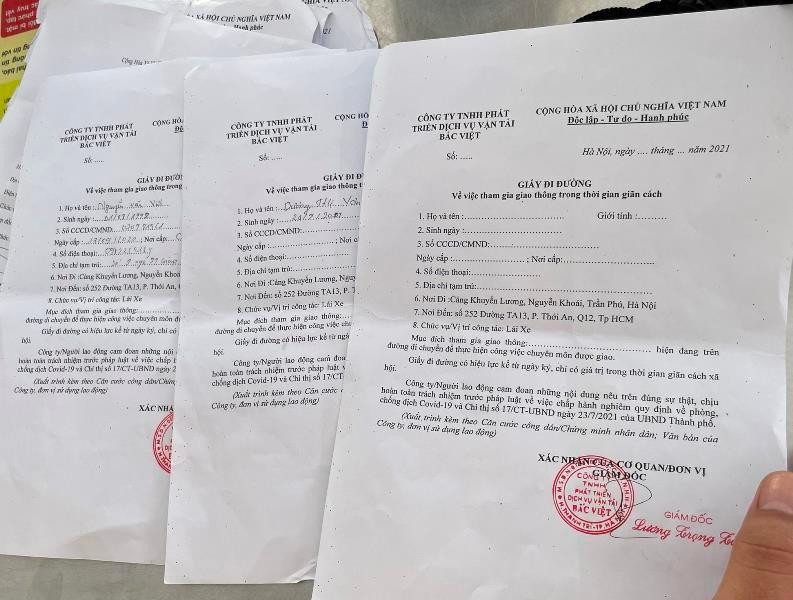 Giấy tờ đi đường không số, không ngày phát hành, không ghi thông tin người sử dụng nhưng lại được đóng dấu đỏ của Cty TNHH Phát triển dịch vụ vận tải Bắc Việt, được anh Việt trình tại chốt.