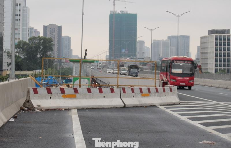 Sau khi đổ bê tông sàn mặt đường xong, đơn vị thi công tiếp tục phải bịt các lối dẫn xuống đường lên xuống để hoàn thiện tiếp các công việc còn lại theo tiến độ.