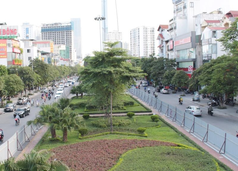 Dải phân cách trục Liễu Giai - Văn Cao đã dựng rào để chuẩn bị thi công xén, mở rộng lòng đường. Ảnh: A.Trọng Dải phân cách trục Liễu Giai - Văn Cao đã dựng rào để chuẩn bị thi công xén, mở rộng lòng đường. Ảnh: A.Trọng