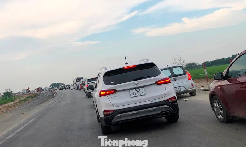 Để từ đường Nguyễn Công Trứ ra đến cao tốc chỉ 10 km nhưng chiều qua (hướng vào cao tốc) và chiều ngày 29 - 30/4 hướng ra cao tốc phương tiện đã mất hơn 1 giờ mới thoát khỏi tuyến đường dẫn này.