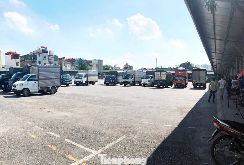 Ghi nhận của phóng viên Tiền Phong trong chiều 18/8, có hàng trăm lái xe tải chở hàng và người dân đến đây test COVID.