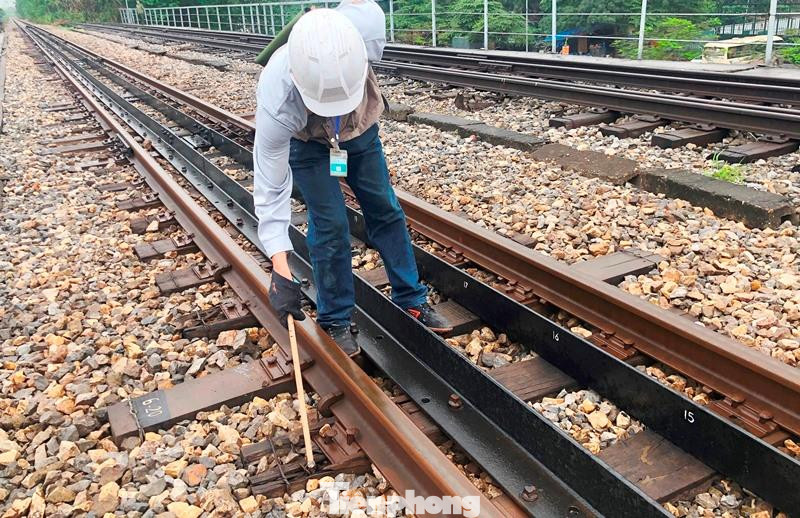 Qua công tác tuần đường, công nhân đường sắt đã phát hiện nhiều thanh tà vẹt xuống cấp đến mức mục rỗng bên trong, cần thay thế khẩn cấp.