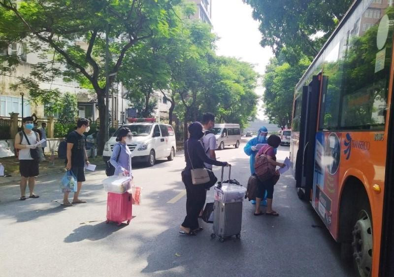 Công dân hoàn thành cách ly tại Trung tâm nội trú Đại học FPT (huyện Thạch Thất) và một phần Pháp Vân - Tứ Hiệp được đưa về Trung tâm Y tế quận Hoàn Kiếm, huyện Đông Anh và huyện Thanh Trì.