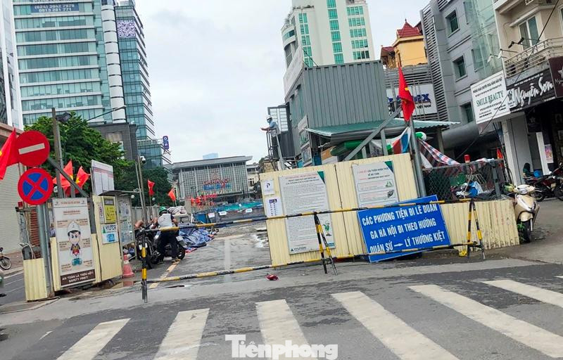 Công trường nhà ga S12 (trước ga Hà Nội) thuộc dự án đường sắt đô thị Nhổn - ga Hà Nội đang là một trong những công trường được Cty Thoát nước Hà Nội đánh giá là gây cản trở thoát nước do hàng rào thi công "bịt" gần hết lòng đường Trần Hưng Đạo.