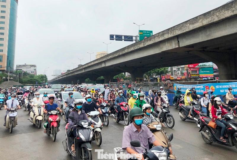 Trước đó, thời điểm tháng 5, việc thi công tại đây rất khó khăn do mật độ phương tiện tại nút giao Lê Văn Lương - Vành đai 3 rất lớn, thường xuyên xảy ra ùn tắc vào giờ cao điểm.