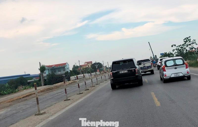 Là công trình có tính chất cấp bách với giao thông trên trục QL1B tuy nhiên nhiều đoạn chỉ dựng hàng rào, vắng bóng công nhân. Trong khi làn đường bị thu hẹp bên cạnh thường xuyên ùn tắc kéo dài