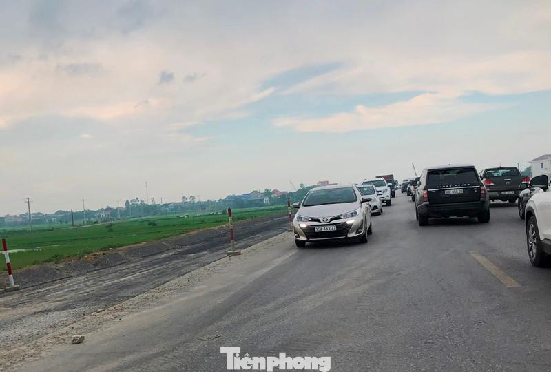 Cả năm nay lòng đường dẫn ra cao tốc từ thành phố Pháp Vân - Ninh Bình bị dựng hàng rào thi công thế này