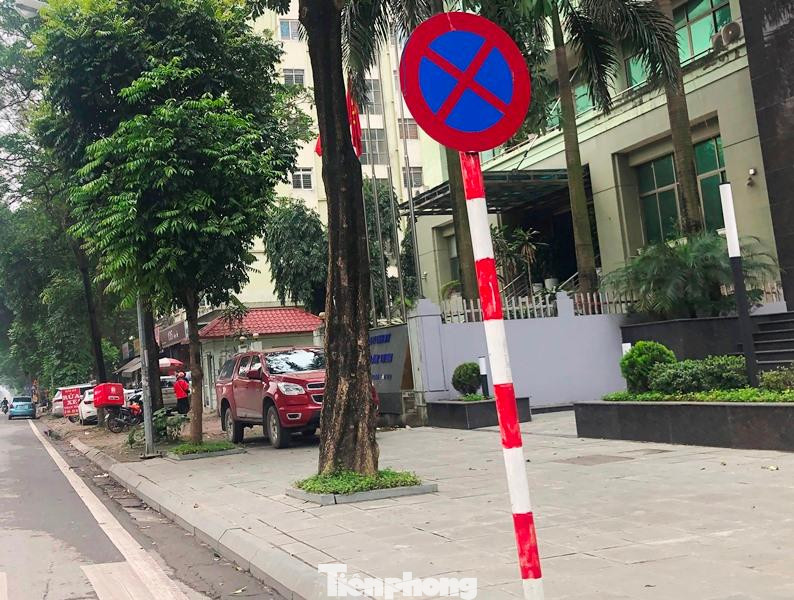 Là tuyến phố không nằm trong danh mục được lát đá, nhưng ngoài đoạn đi qua tòa nhà của Cty CP Quốc tế Việt Hồng, ghi nhận tại đây những ngày qua cho thấy nhiều đoạn vỉa hè đã bị bóc gạch để lát đá. Ảnh chụp đoạn qua tòa nhà Sanaky. Là tuyến phố không nằm trong danh mục được lát đá, nhưng ngoài đoạn đi qua tòa nhà của Cty CP Quốc tế Việt Hồng, ghi nhận tại đây những ngày qua cho thấy nhiều đoạn vỉa hè đã bị bóc gạch để lát đá. Ảnh chụp đoạn qua tòa nhà Sanaky.