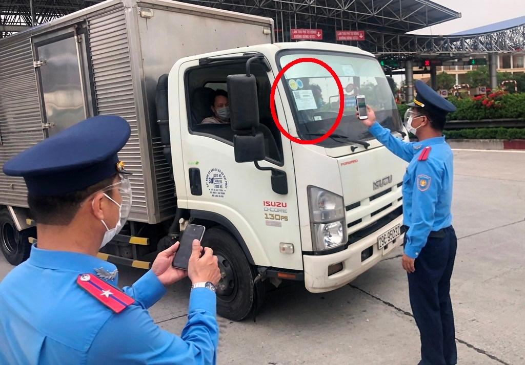 Thanh tra giao thông Hà Nội kiểm soát xe đeo thẻ luồng xanh tại chốt Pháp Vân - Cầu Giẽ. Ảnh: T.Đảng Thanh tra giao thông Hà Nội kiểm soát xe đeo thẻ luồng xanh tại chốt Pháp Vân - Cầu Giẽ. Ảnh: T.Đảng