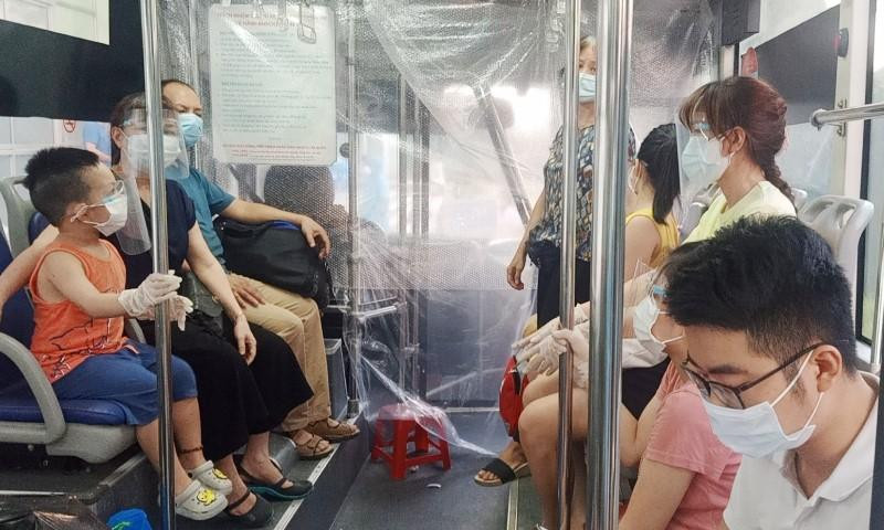 Nhiều chuyến xe chở công dân vừa hoàn thành thời gian dài cách ly còn có cả trẻ em.