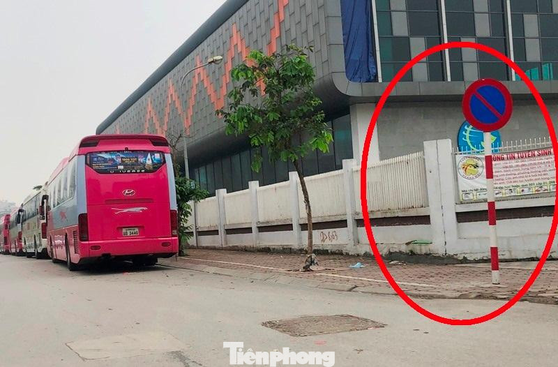 Thậm chí các xe mang biển số Lào và dán decal trùm thân xe còn đang dừng đỗ cả tuần nay trên đường có biển cấm đỗ.