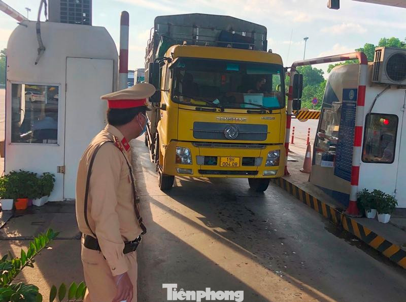 Trên các tuyến cao tốc hướng về Hà Nội như Bắc Thăng Long - Nội Bài, Pháp Vân - Cầu Giẽ, Nội Bài - Lào Cai... khi trạm thu phí ở đây dừng, lực lượng liên ngành Hà Nội đã tiếp cận để kiểm tra, kiểm soát phương tiện ra vào thành phố, phục vụ công tác phòng chống dich. Trên các tuyến cao tốc hướng về Hà Nội như Bắc Thăng Long - Nội Bài, Pháp Vân - Cầu Giẽ, Nội Bài - Lào Cai... khi trạm thu phí ở đây dừng, lực lượng liên ngành Hà Nội đã tiếp cận để kiểm tra, kiểm soát phương tiện ra vào thành phố, phục vụ công tác phòng chống dich.
