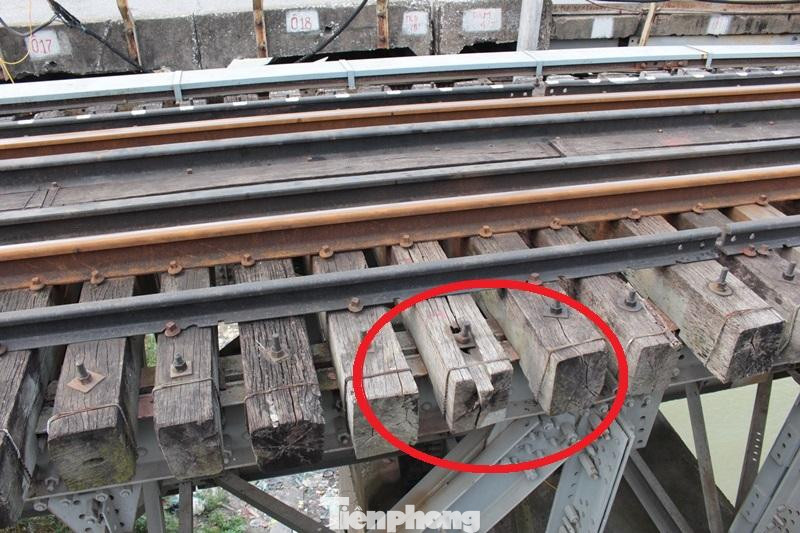 Tại tuyến đường sắt qua cầu Long Biên, nhiều thanh tà vẹt cũng đang bị hư hỏng, mục ruỗng.