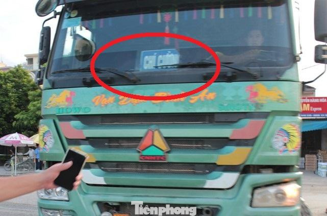 Theo quy định, trong thời gian giãn cách xe tải muốn hoạt động trên đường phải có giấy luồng xanh và được dán ở cửa kính trước, kính 2 bên ghế lái để lực lượng chức năng nhận biết. Nhưng tại khu vực Cầu Giẽ chiều 18/8, chúng tôi ghi nhận có rất nhiều xe tải công trường không có dán các giấy tờ này.