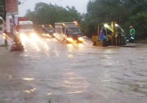 Trước việc một số xe máy chết máy do ngập, một số công nhân thi công tại các công trình xây dựng lân cận đã dùng xe nâng ra hỗ trợ người và phương tiện qua khu vực ngập.