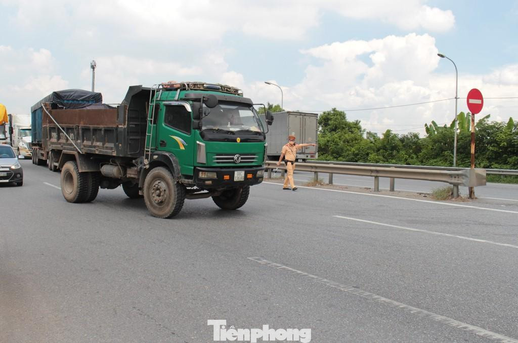 Sau khi kiểm tra giấy PCR của tài xế 98C-13689, lực lượng làm nhiệm vụ phát hiện, giấy không còn giá trị và đã yêu cầu xe quay đầu.