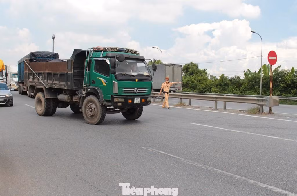 Sau khi kiểm tra giấy PCR của tài xế 98C-13689, lực lượng làm nhiệm vụ phát hiện, giấy không còn giá trị và đã yêu cầu xe quay đầu.