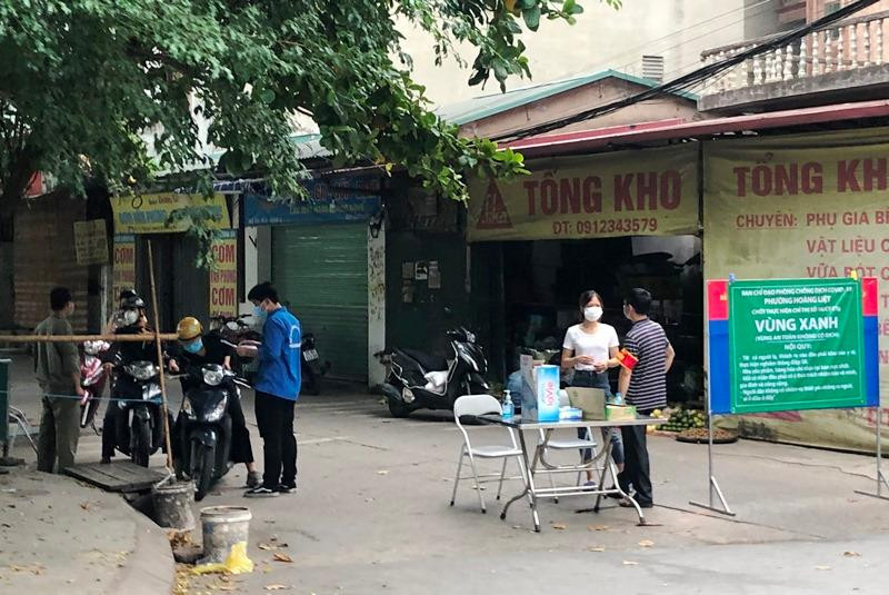 Sáng 9/8, tất cả người dân có nhu cầu qua một số chốt tại khu vực Linh Đàm đều được lực lượng làm nhiệm vụ kiểm tra giấy tờ, trong đó có lịch trực có xác nhận của công an. Ảnh: A.Trọng