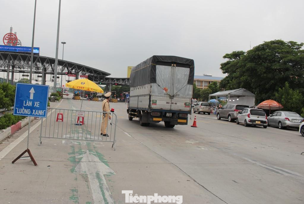 Làn "luồng xanh" dành cho xe chở hàng tại một số chốt cũng phải thu hẹp để có chỗ cho xe cá nhân dừng đỗ, quay đầu. Làn "luồng xanh" dành cho xe chở hàng tại một số chốt cũng phải thu hẹp để có chỗ cho xe cá nhân dừng đỗ, quay đầu.