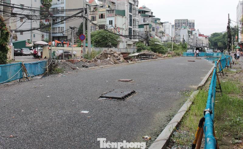Bên trong công trường ga ngầm S11 - phố Quốc Tử Giám hơn 2 tháng nay đã quây rào bốn phía, vắng bóng công nhân, máy móc ngừng hoạt động.
