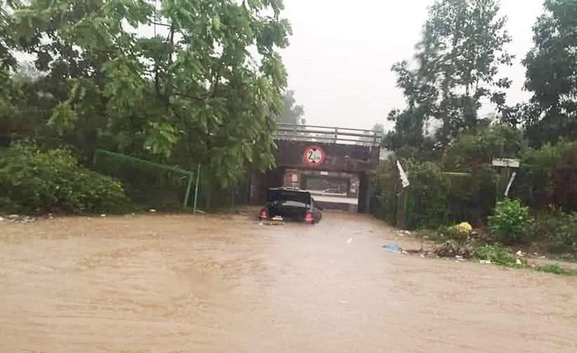 Riêng khu vực qua các hầm đi bộ, nước ngập lút cả bánh xe khiến ô tô chết máy.